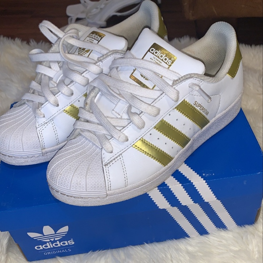 Adidas superstar classics ( white & gold)
